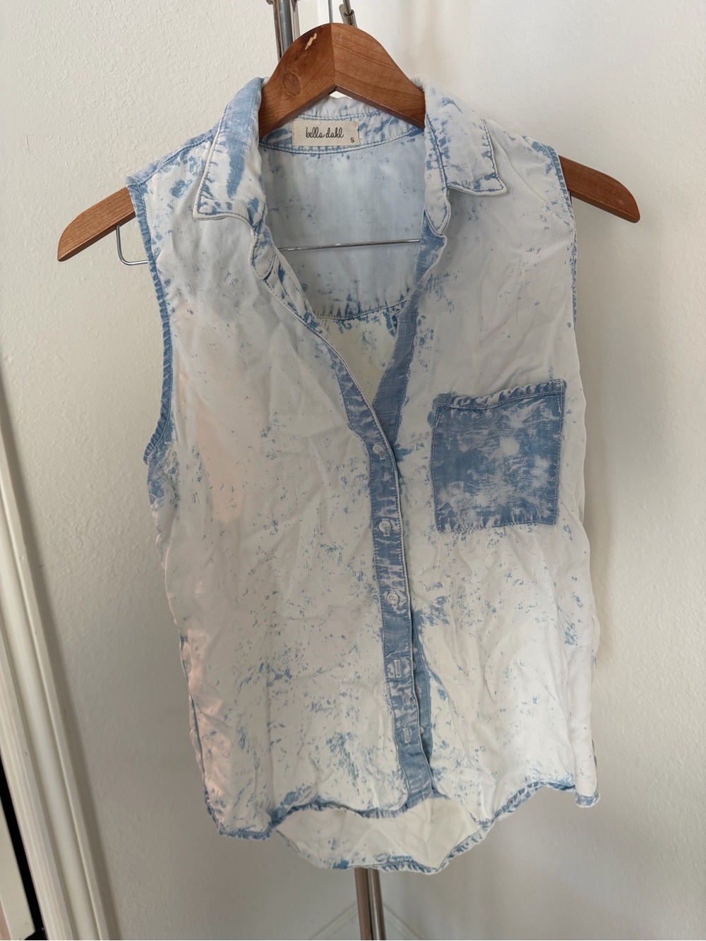 Bella Dahl Women’s ' White & Light Blue Bleach-Effect Sleeveless Button Top